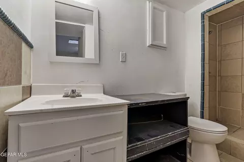 Bath - 171 Holguin Ave, Vinton, TX 79821 photo 3 of 6
