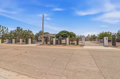 11670 Flor Del Rio St, Socorro, TX 79927