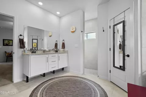Bath - 7828 Enchanted Park Dr, El Paso, TX 79911 photo 2 of 3