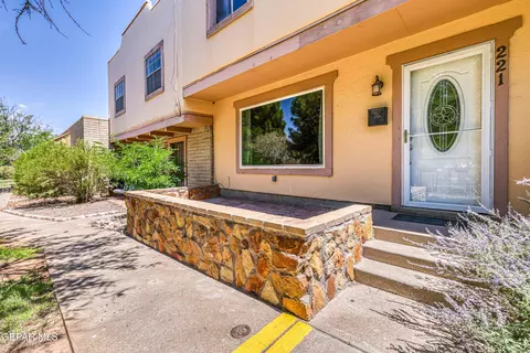 221 Montebello Dr, El Paso, TX 79912