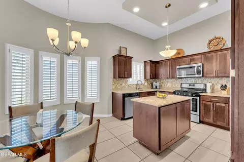 Kitchen - 6068 Rivet Pl, El Paso, TX 79932 photo 3 of 4