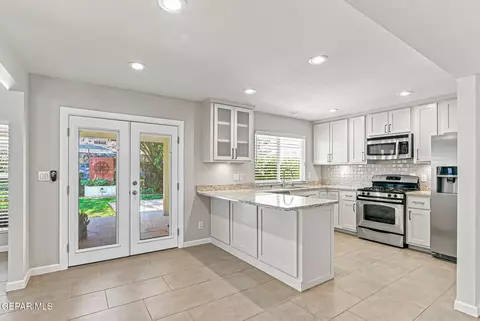 Kitchen - 744 El Parque Dr, El Paso, TX 79912 photo 4 of 10