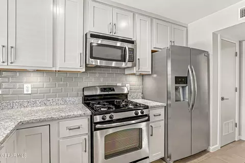 Kitchen - 744 El Parque Dr, El Paso, TX 79912 photo 9 of 10