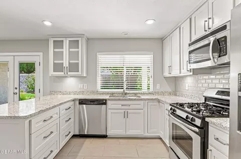 Kitchen - 744 El Parque Dr, El Paso, TX 79912 photo 7 of 10