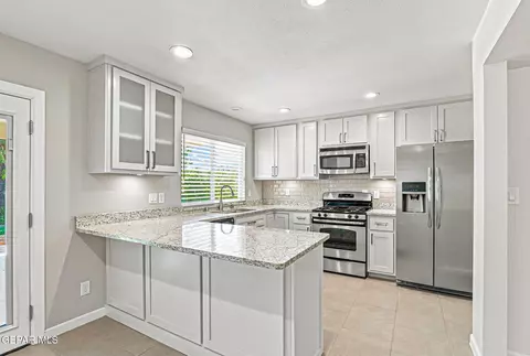 Kitchen - 744 El Parque Dr, El Paso, TX 79912 photo 3 of 10