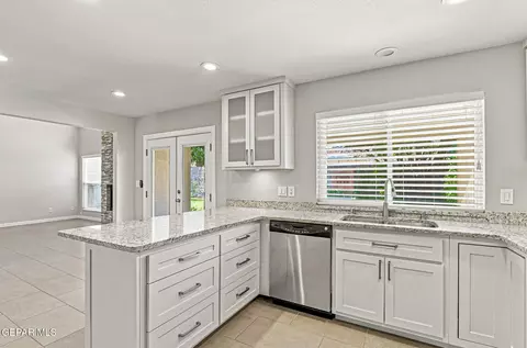 Kitchen - 744 El Parque Dr, El Paso, TX 79912 photo 5 of 10