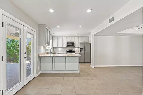 Kitchen - 744 El Parque Dr, El Paso, TX 79912 photo 1 of 10