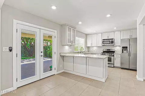 Kitchen - 744 El Parque Dr, El Paso, TX 79912 photo 2 of 10
