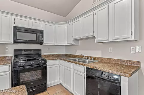 Kitchen - 3229 Perla Point Dr, El Paso, TX 79938 photo 2 of 4