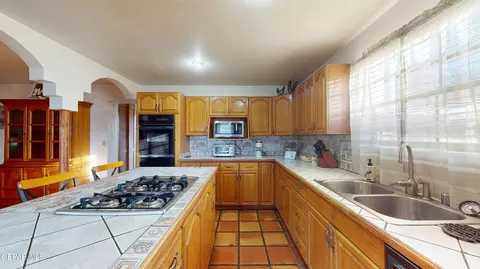 Kitchen - 12421 N Loop Dr, Clint, TX 79836 photo 3 of 4