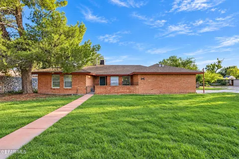 220 Serrania Dr, El Paso, TX 79932