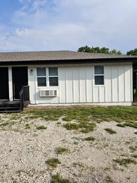 305 Oak St, Freeman, MO 64746