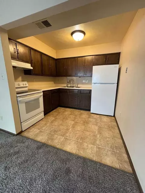 2539 Saint Francis Dr, Waterloo, IA 50702