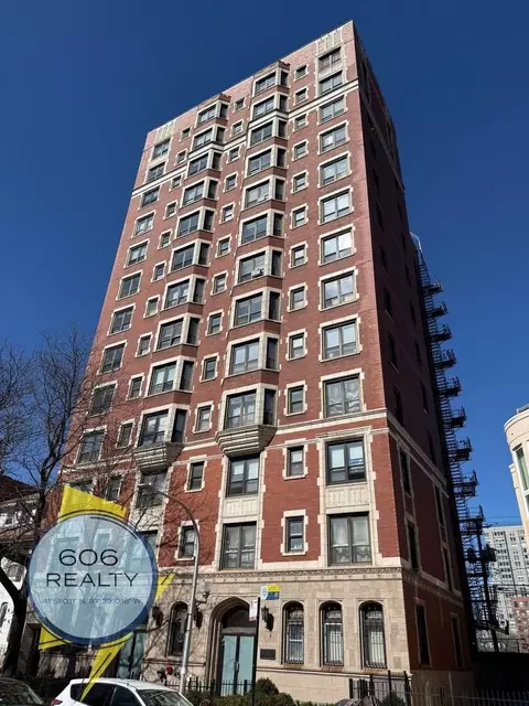 732 W Bittersweet Pl, Chicago, IL 60613