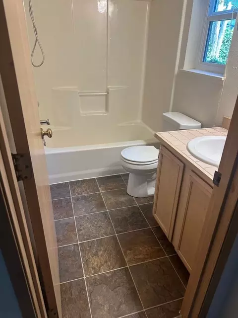 10915 NE 128th St, Kirkland, WA 98034