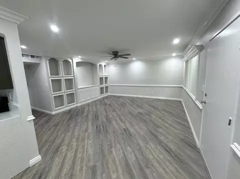 13805 Sherman Way, Los Angeles, CA 91405
