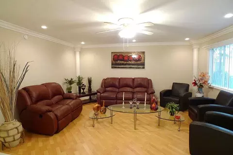 13805 Sherman Way, Los Angeles, CA 91405