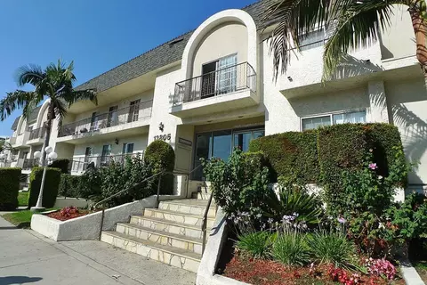 13805 Sherman Way, Los Angeles, CA 91405