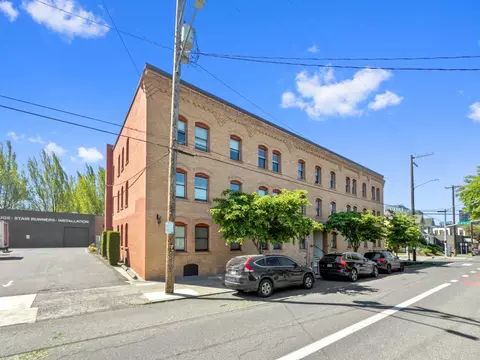 810 NE Couch St, Portland, OR 97232