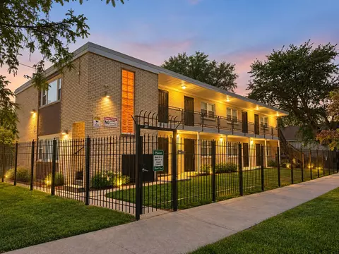 8850 S Saginaw Ave, Chicago, IL 60617