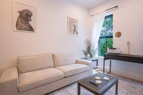 200 E 11th St, New York, NY 10003