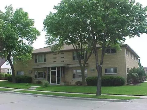 2358 S 98th St, West Allis, WI 53227