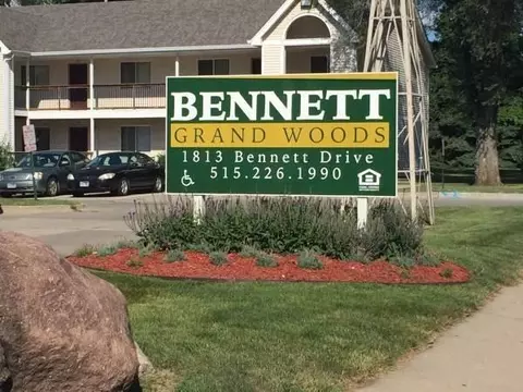 1813 Bennett Dr, West Des Moines, IA 50265