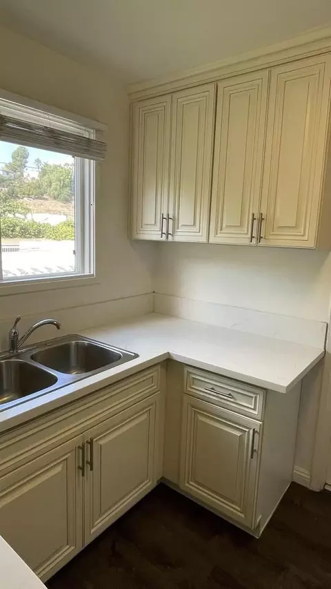 2421 Silver Lake Blvd, Los Angeles, CA 90039