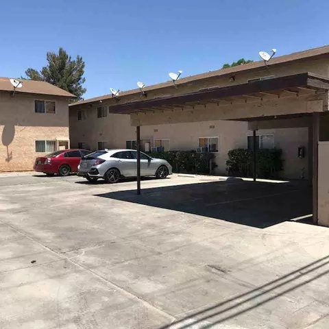 38431 5th St E, Palmdale, CA 93550