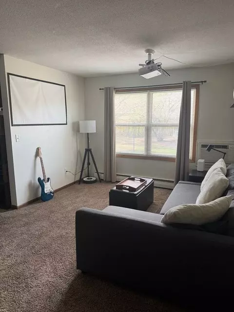 625 Ravoux Rd, Chaska, MN 55318