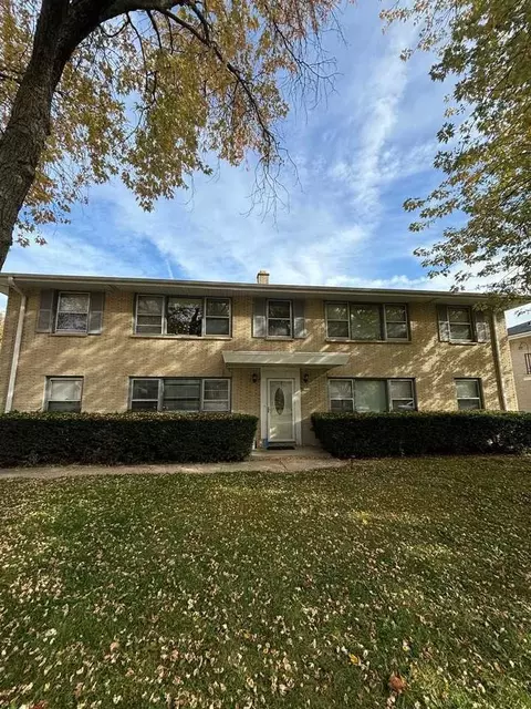 1336 N 116th St, Wauwatosa, WI 53226