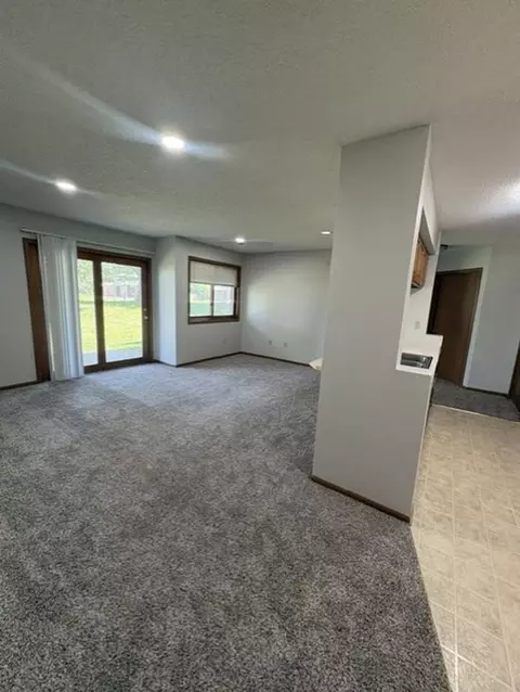 4534 4532 4534 4536 Douglas Ave, Des Moines, IA 50310 photo 2