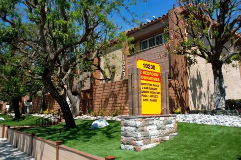10230 Independence Ave, Los Angeles, CA 91311