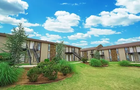 921 NE 12th St, Moore, OK 73160