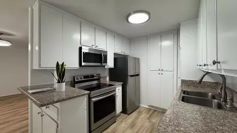 20317 Saticoy St, Los Angeles, CA 91306