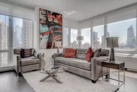 605 W 42nd St, New York, NY 10036