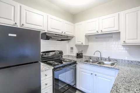 8 Lakeview Gdns, Natick, MA 01760