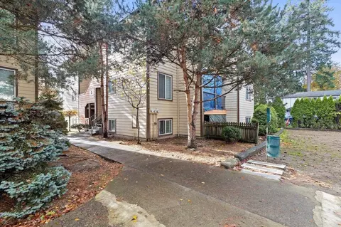 13801 SE Stark St, Portland, OR 97233