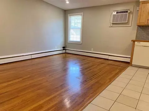 31 Smith St, Marblehead, MA 01945