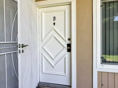 109 Clearbrook Ln, Costa Mesa, CA 92626