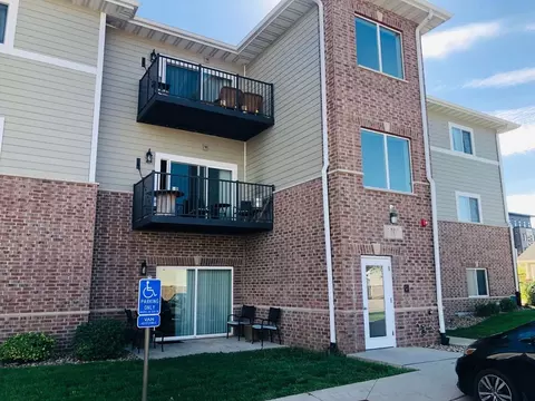1123 Bluegrass Cir, Cedar Falls, IA 50613