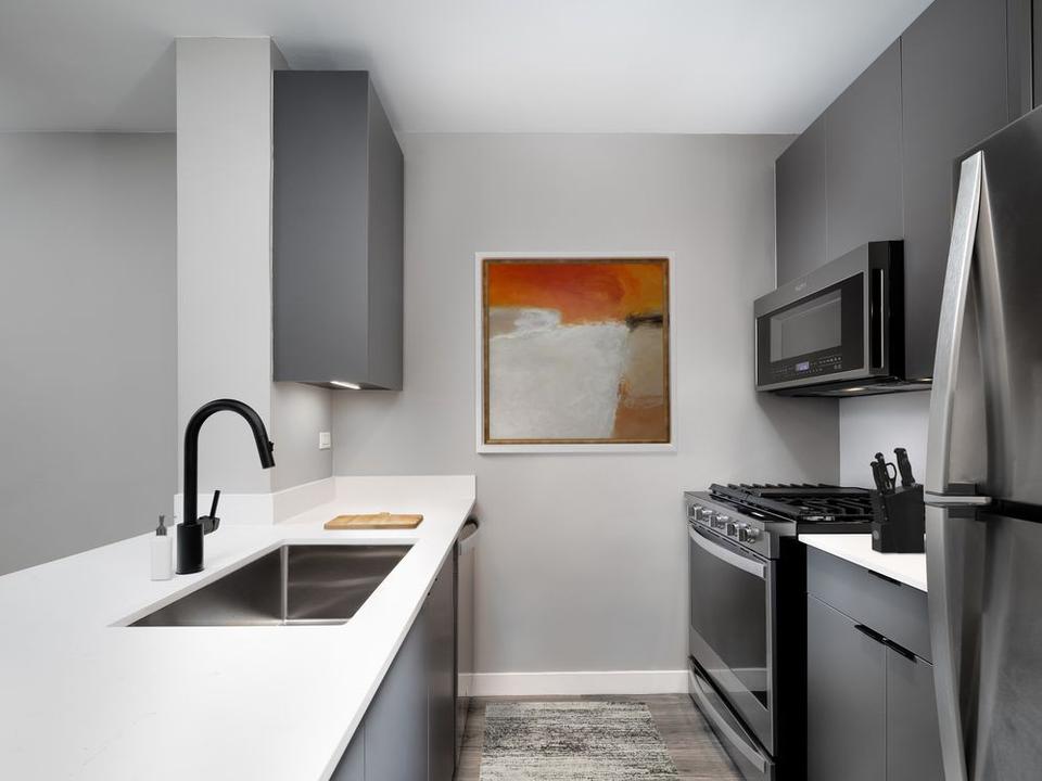  250 W 50th St, New York, NY 10019 photo 2