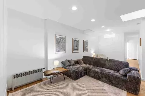 200 E 11th St, New York, NY 10003