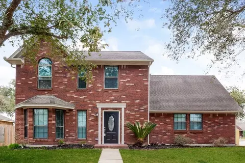 501 Hunters Ln, Dickinson, TX 77539