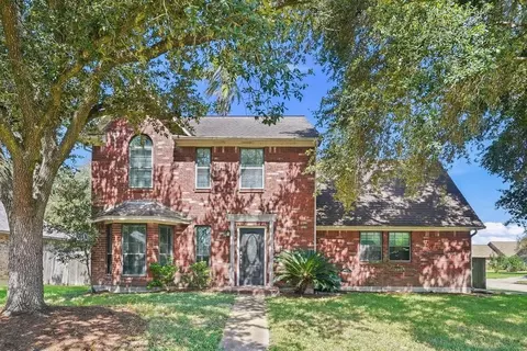 501 Hunters Ln, Dickinson, TX 77539