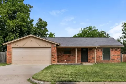 808 Judith St, Burleson, TX 76028