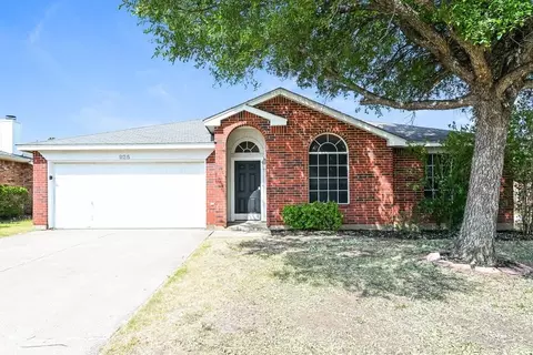 925 Comiskey Ct, Saginaw, TX 76179