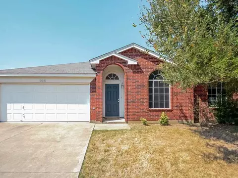 925 Comiskey Ct, Saginaw, TX 76179