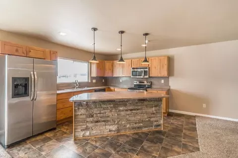 2051 Yellowstone Cir, Dickinson, ND 58601