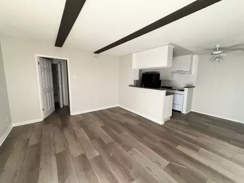 21821 Saticoy St, Canoga Park, CA 91304